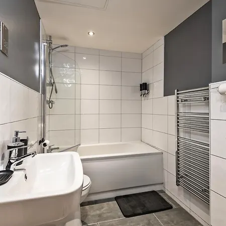 Spacious 1 Bedroom With 4k Cinema Experience By Haven Escapes In Bradford Bradford (West Yorkshire)
