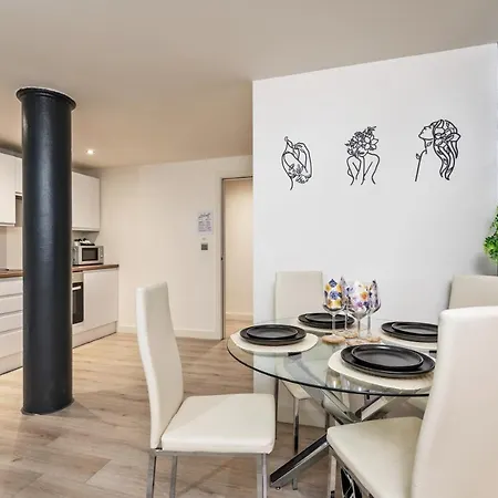 Spacious 1 Bedroom With 4k Cinema Experience By Haven Escapes In Bradford Apartment *