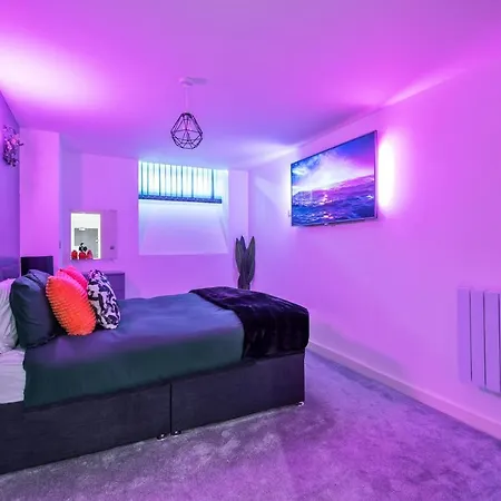 Spacious 1 Bedroom With 4k Cinema Experience By Haven Escapes In Bradford Apartment