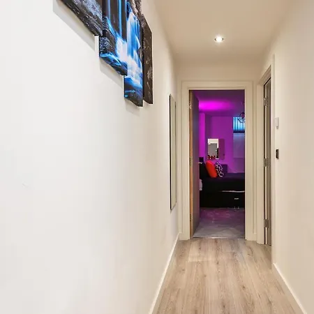 Spacious 1 Bedroom With 4k Cinema Experience By Haven Escapes In Bradford Apartment