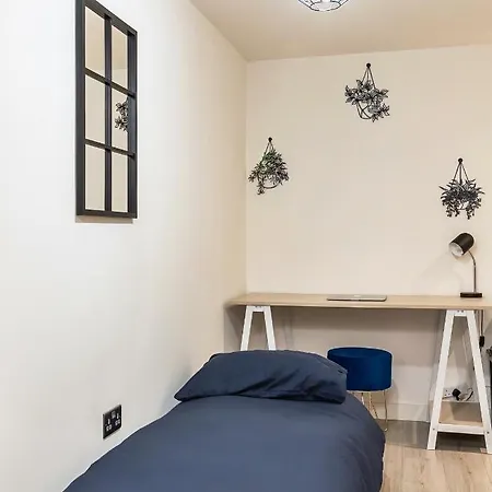 Spacious 1 Bedroom With 4k Cinema Experience By Haven Escapes In Bradford Apartment *