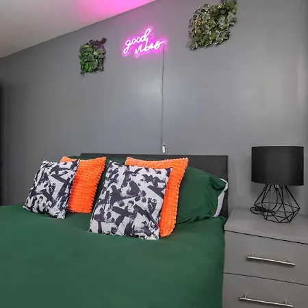 Spacious 1 Bedroom With 4k Cinema Experience By Haven Escapes In Bradford Apartment *