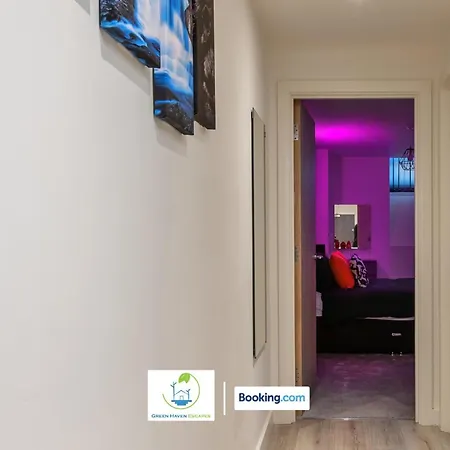 Spacious 1 Bedroom With 4k Cinema Experience By Haven Escapes In Bradford Apartment *