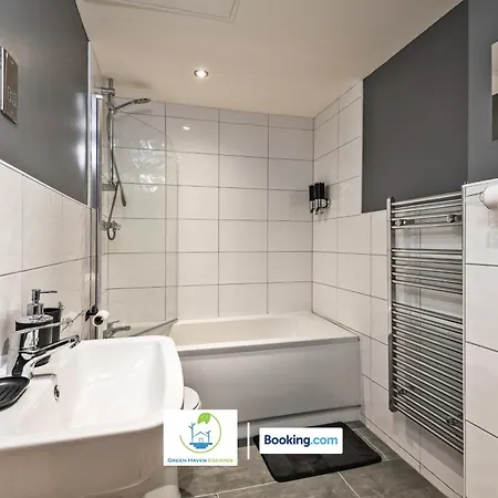 Apartment Spacious 1 Bedroom By Haven Escapes Short Lets & Serviced With 4k Cinema Experience