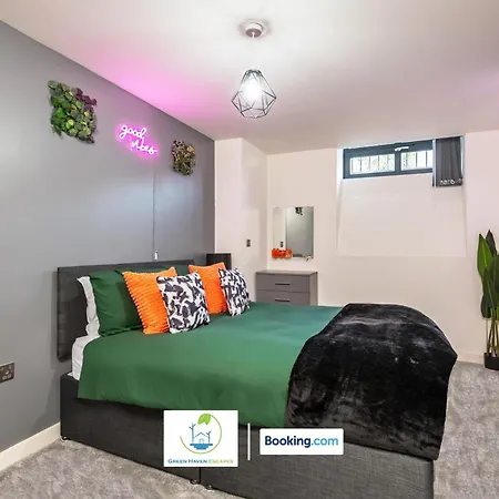 Spacious 1 Bedroom By Haven Escapes Short Lets & Serviced With 4k Cinema Experience * Bradford (West Yorkshire)