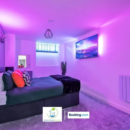 Spacious 1 Bedroom By Haven Escapes Short Lets & Serviced With 4k Cinema Experience Apartment