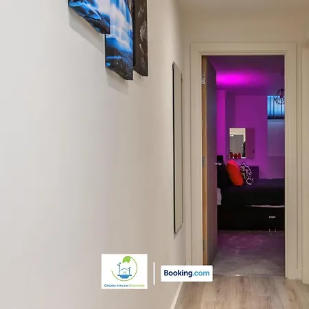 Spacious 1 Bedroom By Haven Escapes Short Lets & Serviced With 4k Cinema Experience Bradford (West Yorkshire)