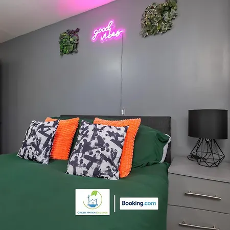 Spacious 1 Bedroom By Haven Escapes Short Lets & Serviced With 4k Cinema Experience