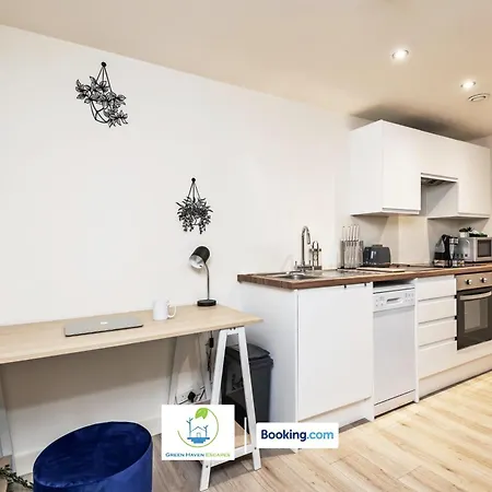 Spacious 1 Bedroom By Haven Escapes Short Lets & Serviced With 4k Cinema Experience Apartment